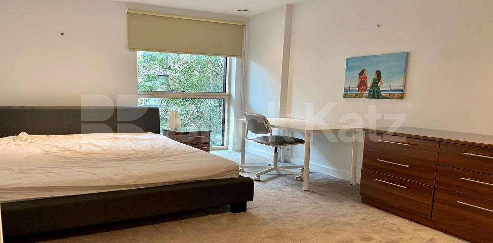 			NEW INSTRUCTION , 3 Bedroom, 1 bath, 1 reception Apartment			 Victory Place Trafalgar Place , Elephant and Castle / Borough 